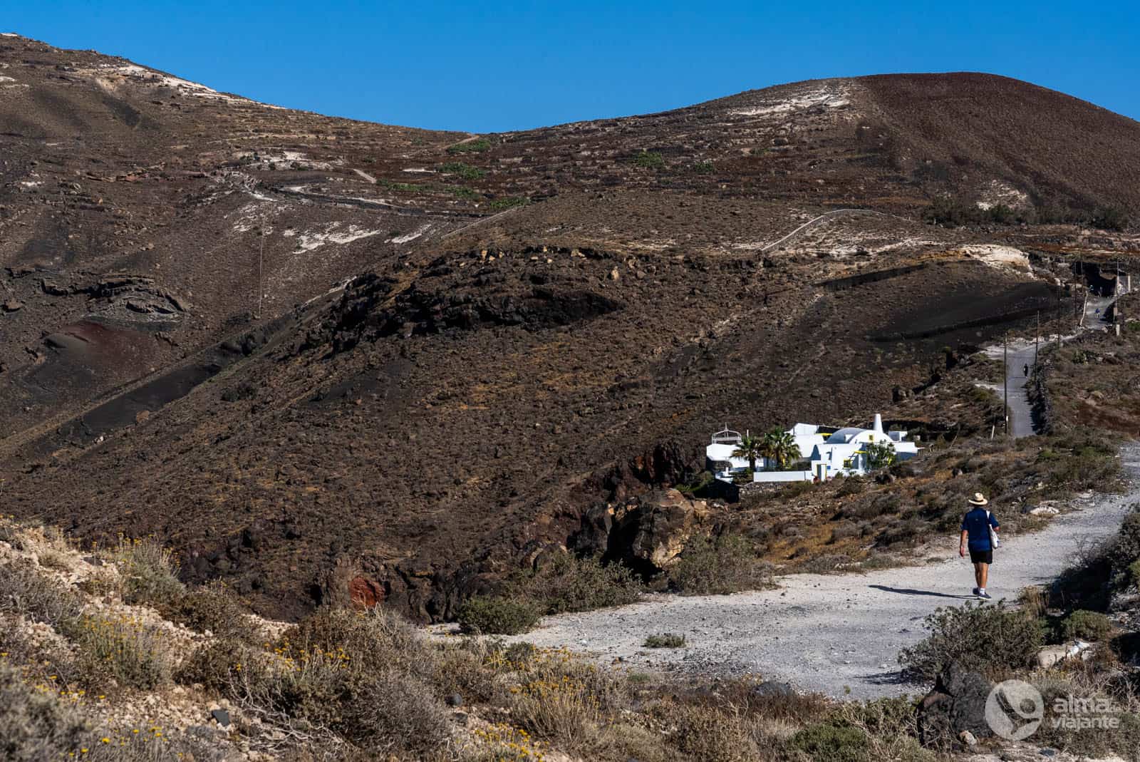 Turista a fazer o trekking Fira - Oia, Santorini
