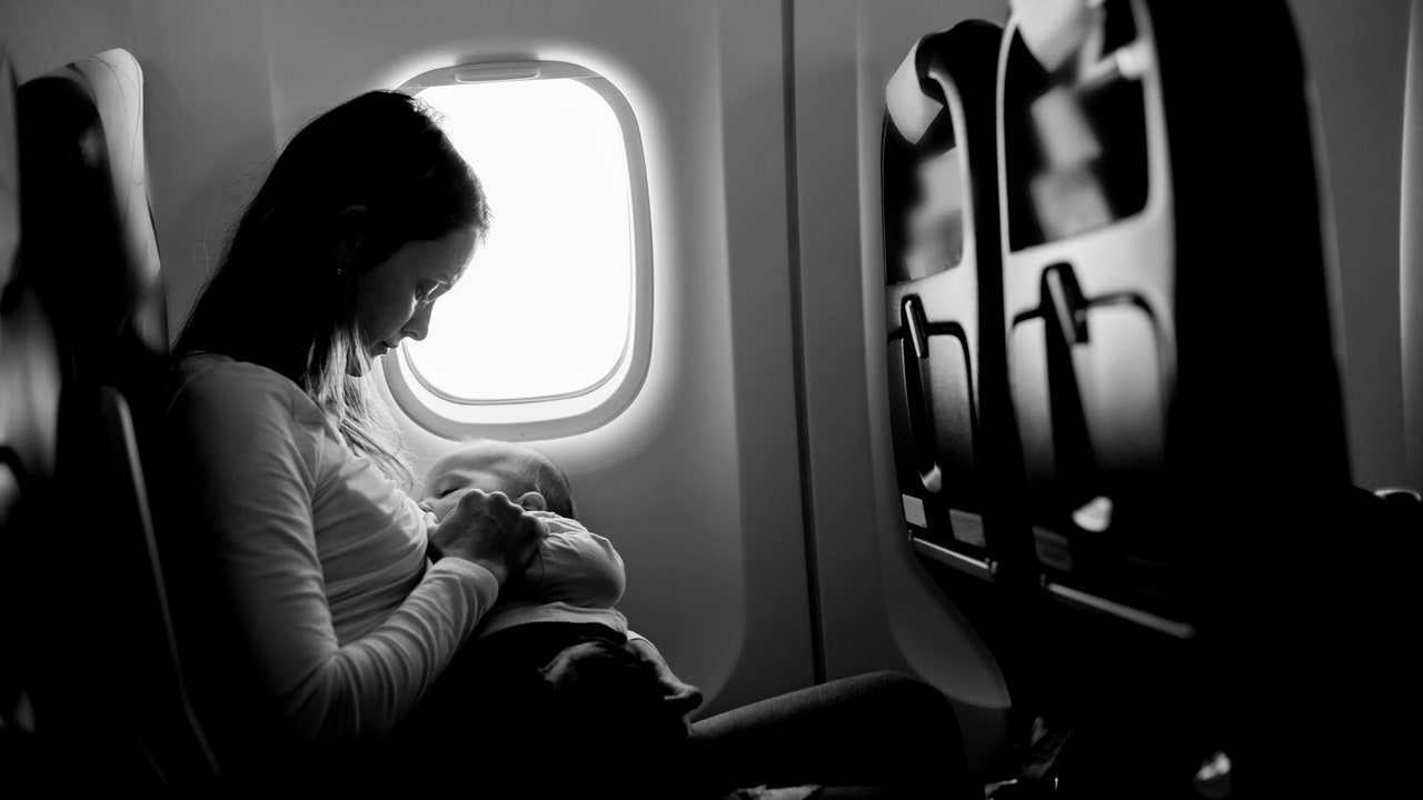 Tout ce que vous devez savoir sur l'allaitement dans l'avion : politiques des compagnies aériennes et droits des passagers