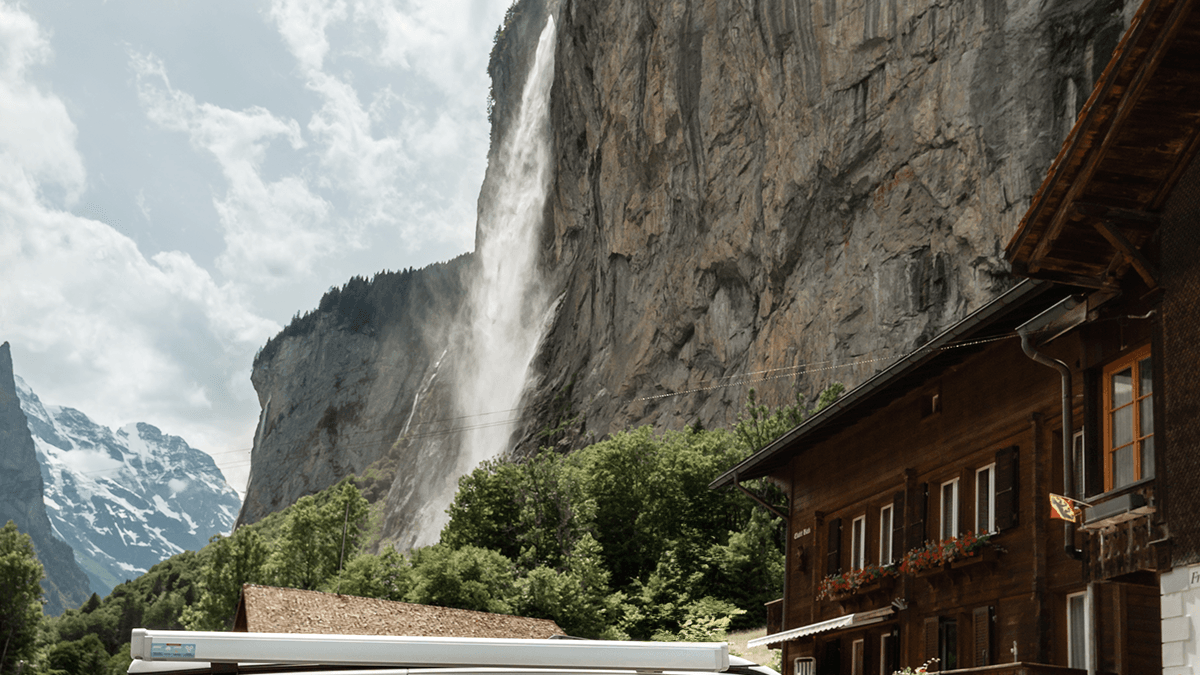 La liberté est un voyage dans Camper par Suisse