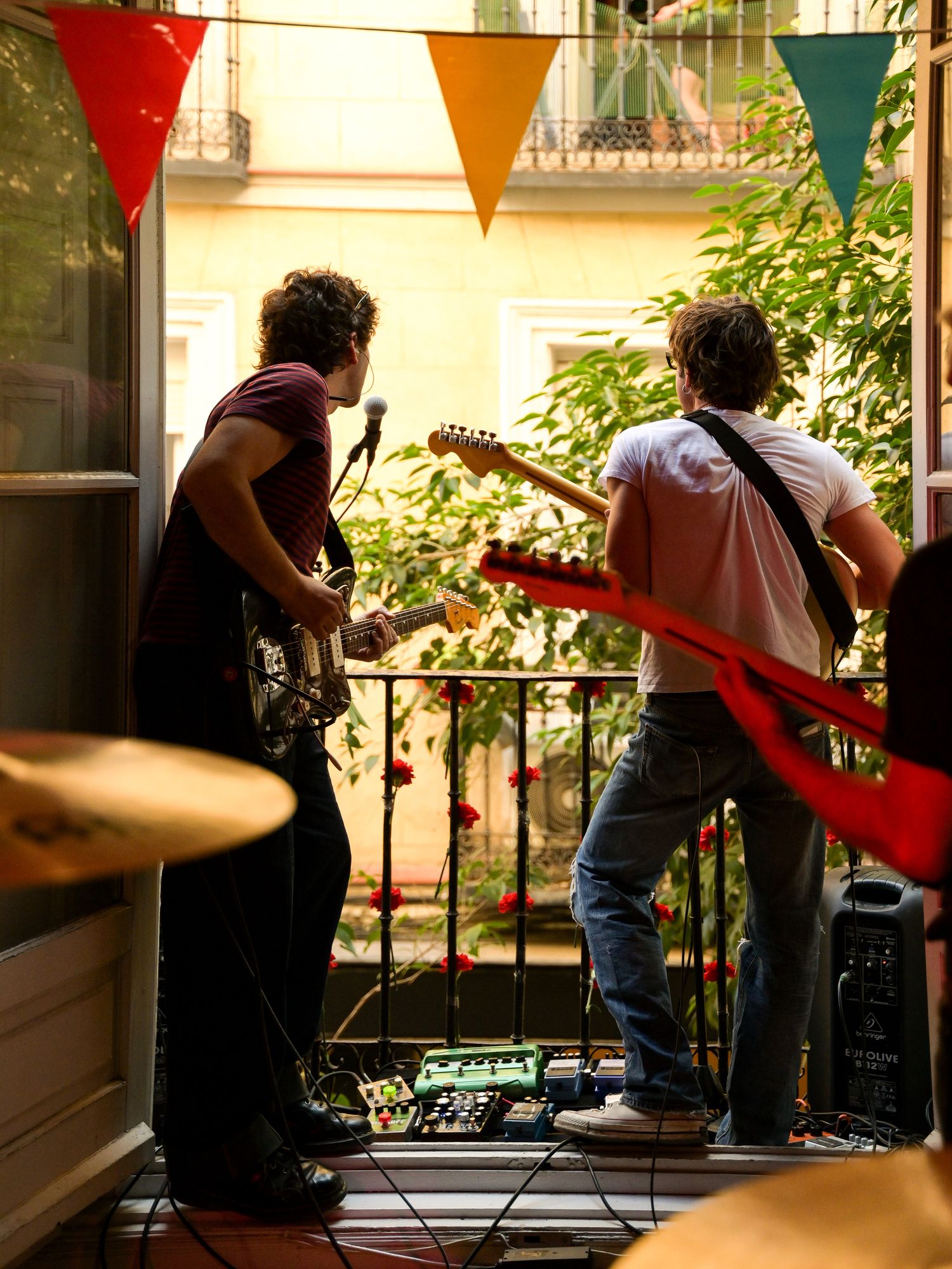 La Paloma agissant sur le balcon de Fish Street