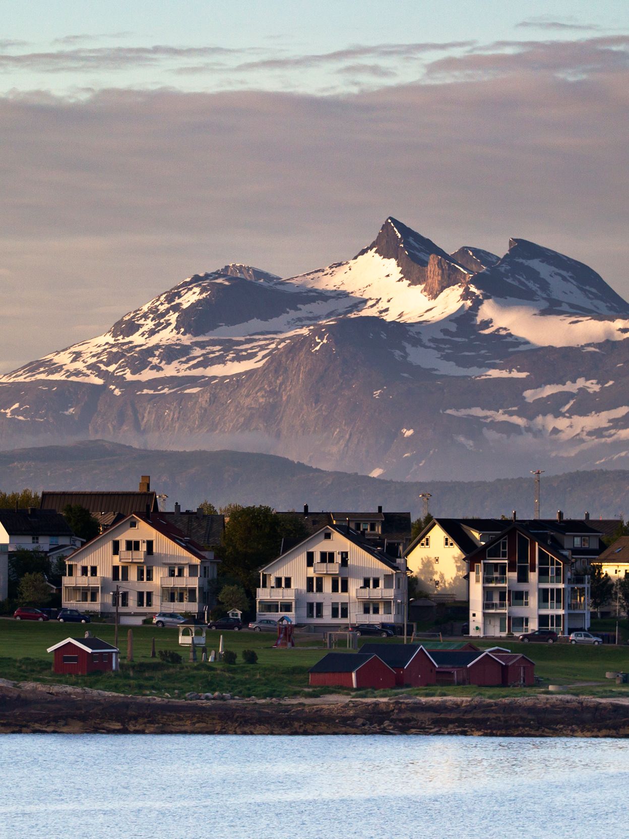 Maisons avec des montagnes en arrière-plan à Bodø Norvège