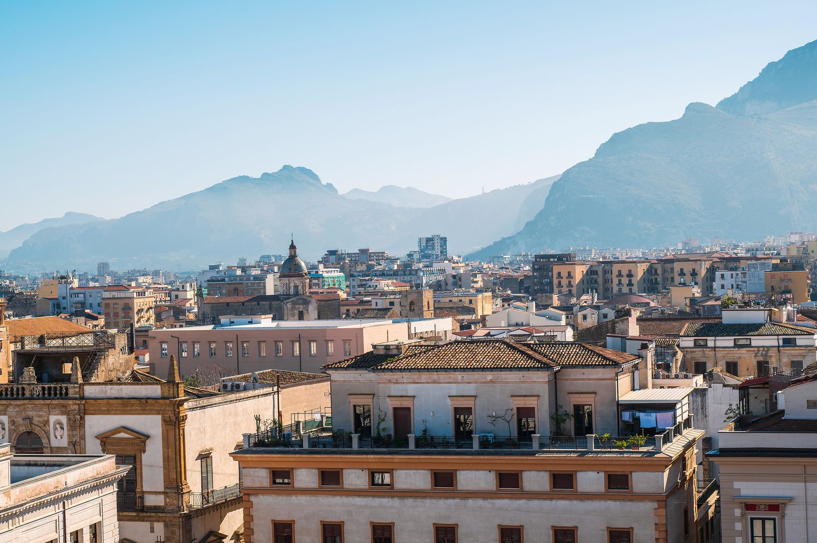 Toits et montagnes en arrière-plan à Palerme Sicilia Italie