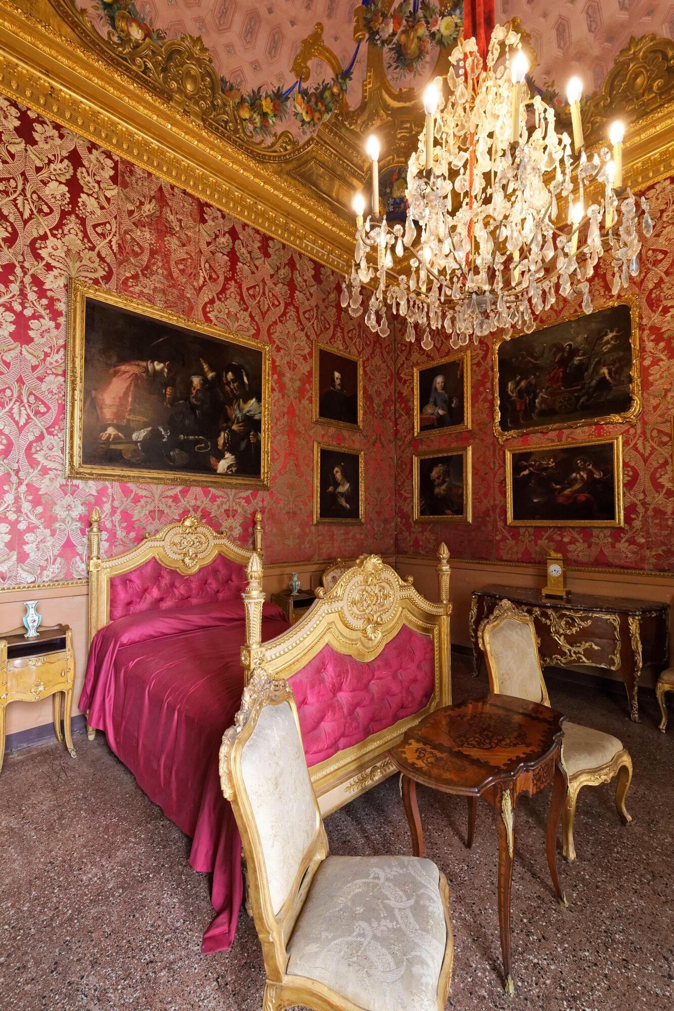 Chambre de reine au palais royal de Gnova