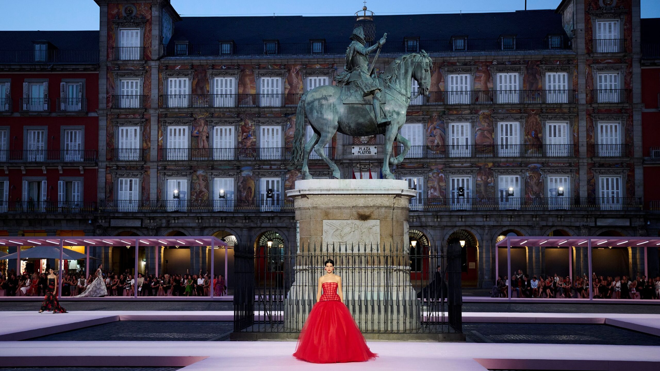Carolina Herrera célèbre Madrid avec un défilé historique au maire de la place