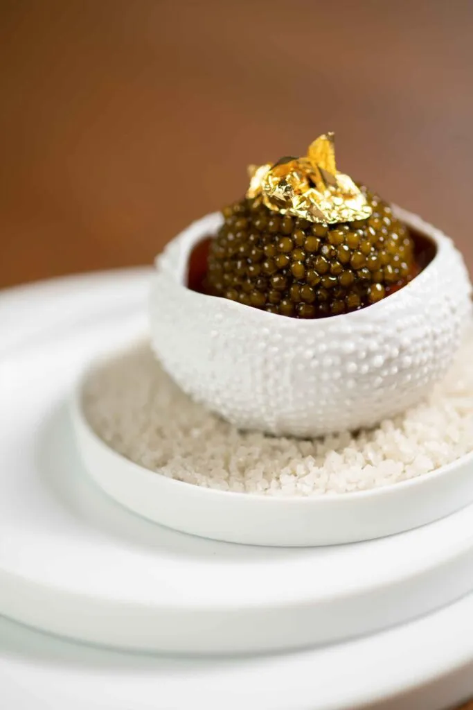 Ce plat d'oursin et de caviar est au menu d'Amber depuis 20 ans.