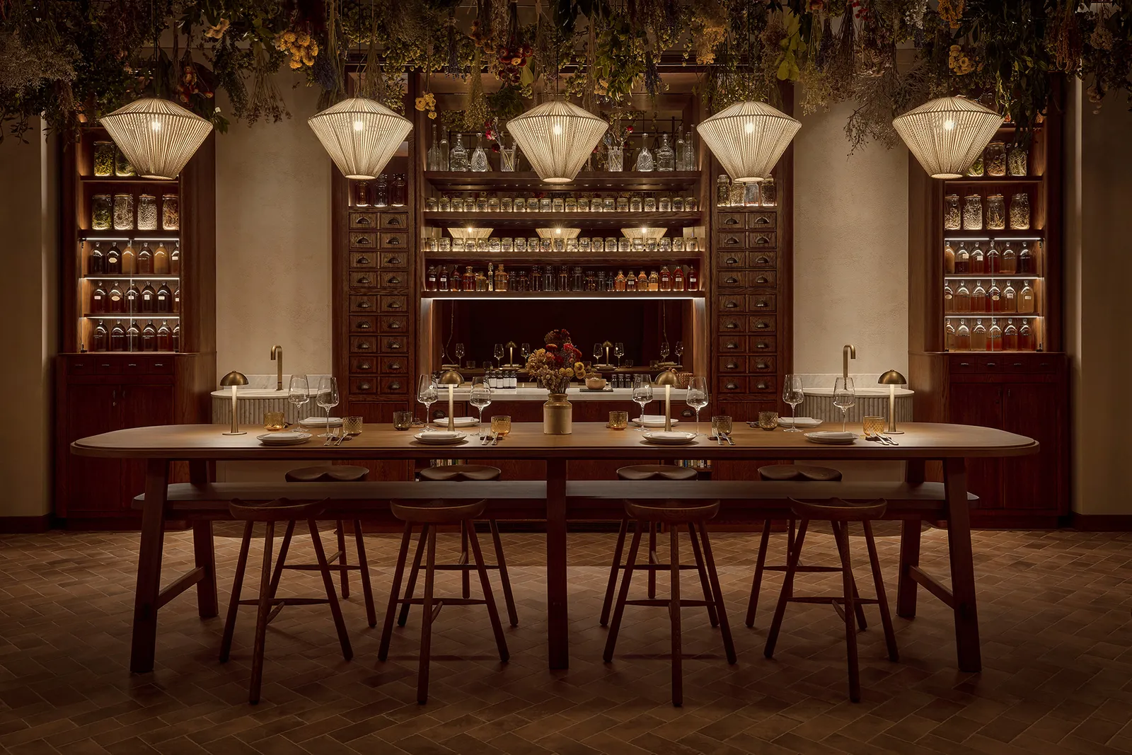 Table dressée dans le bar alchimie du Six Senses Londres