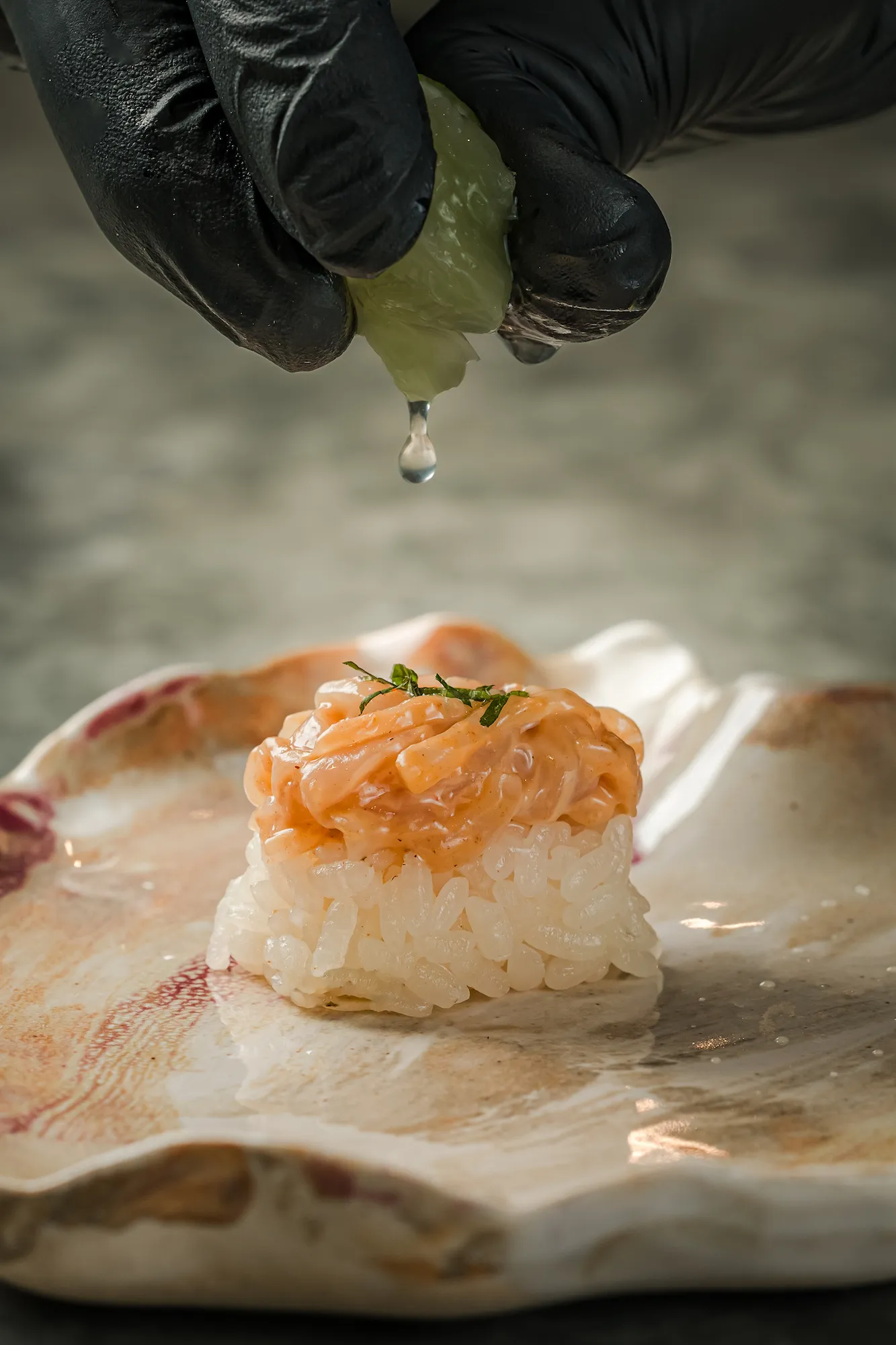 Nigiri aux nouilles de calmar à l'Ikigai Flor Baja.