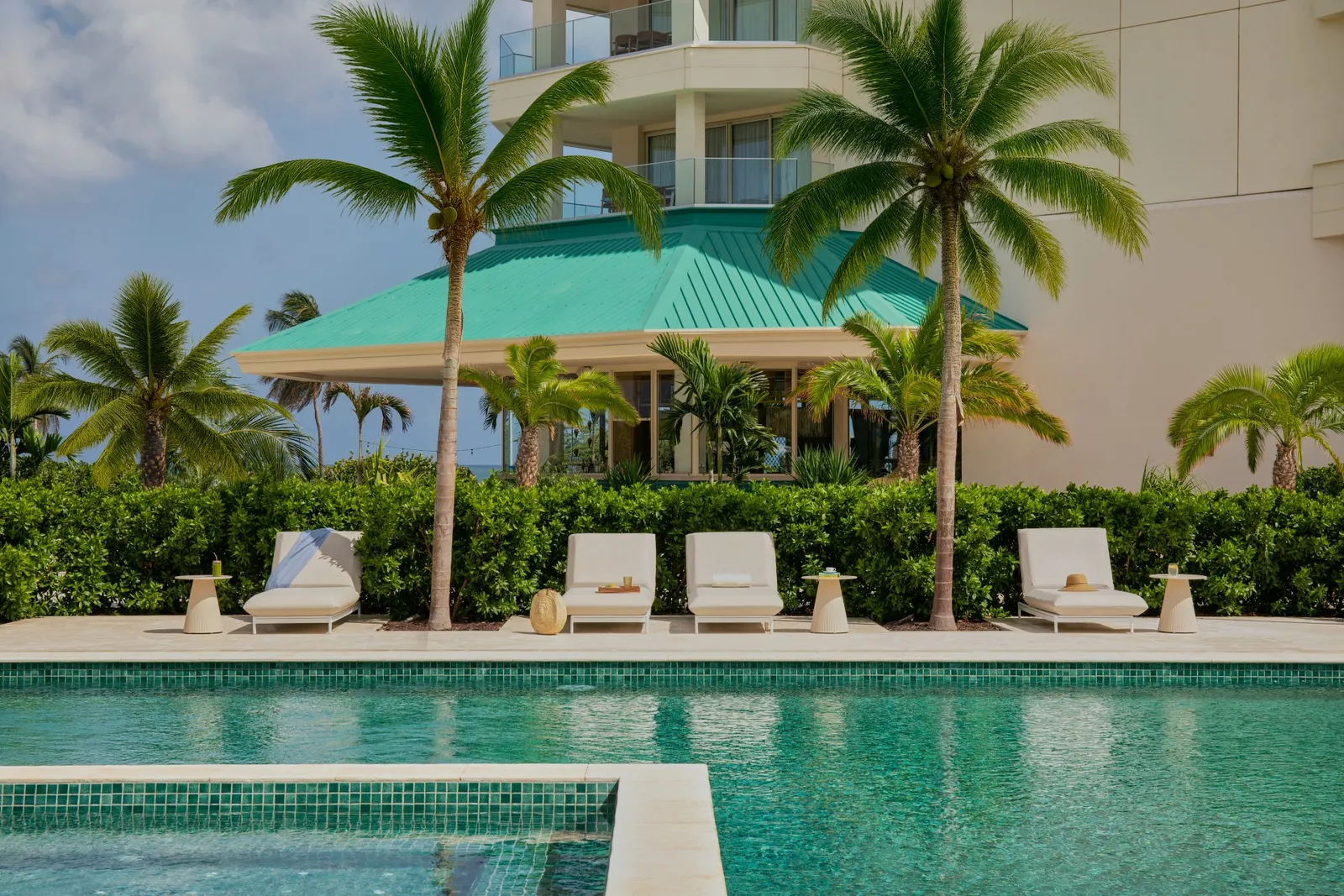 JOIA Aruba dispose de trois piscines spectaculaires.