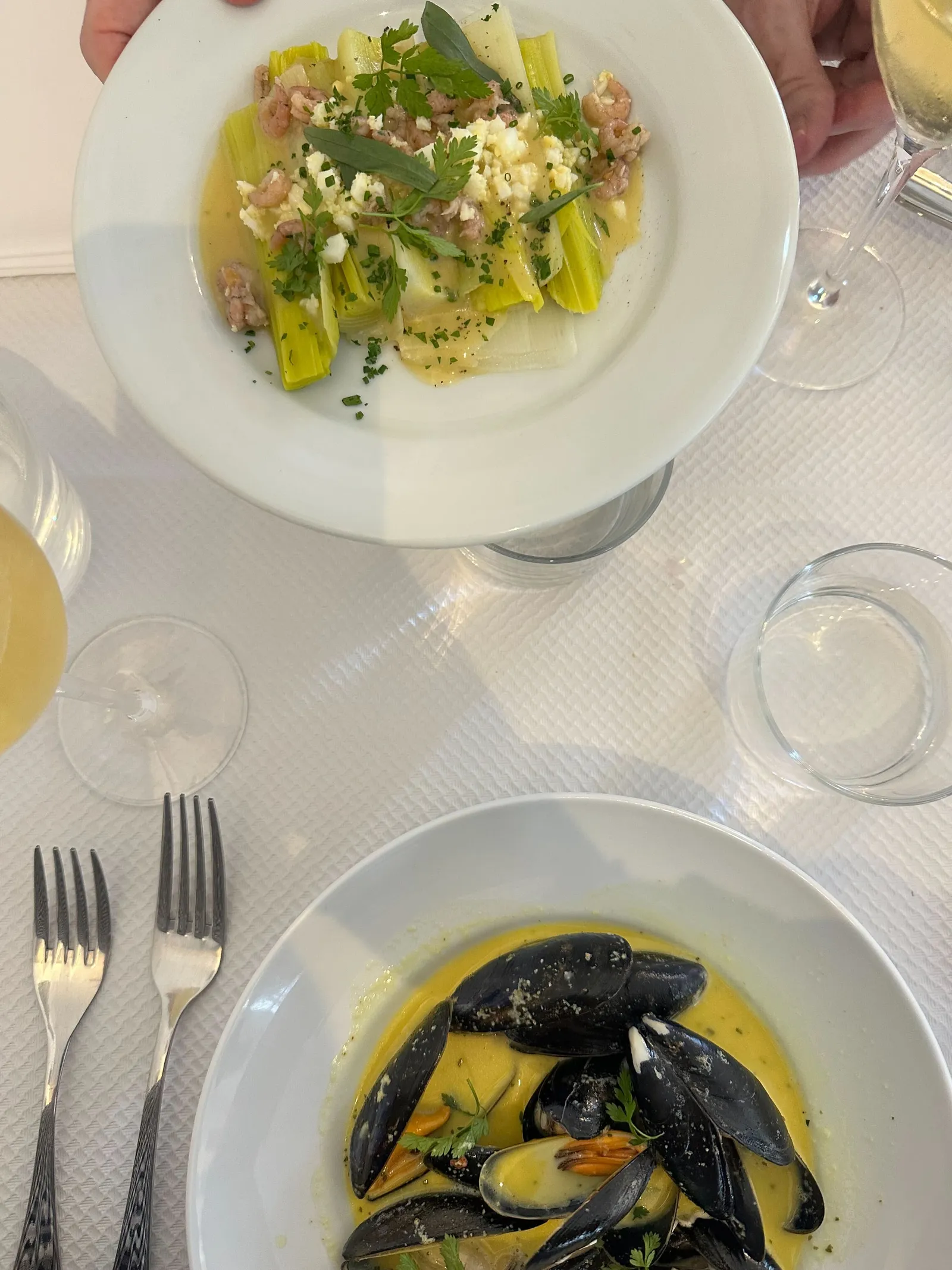 L'image peut contenir de la nourriture Assiette de présentation de nourriture Couverts Fourchette Bébé Personne Plat et tasse