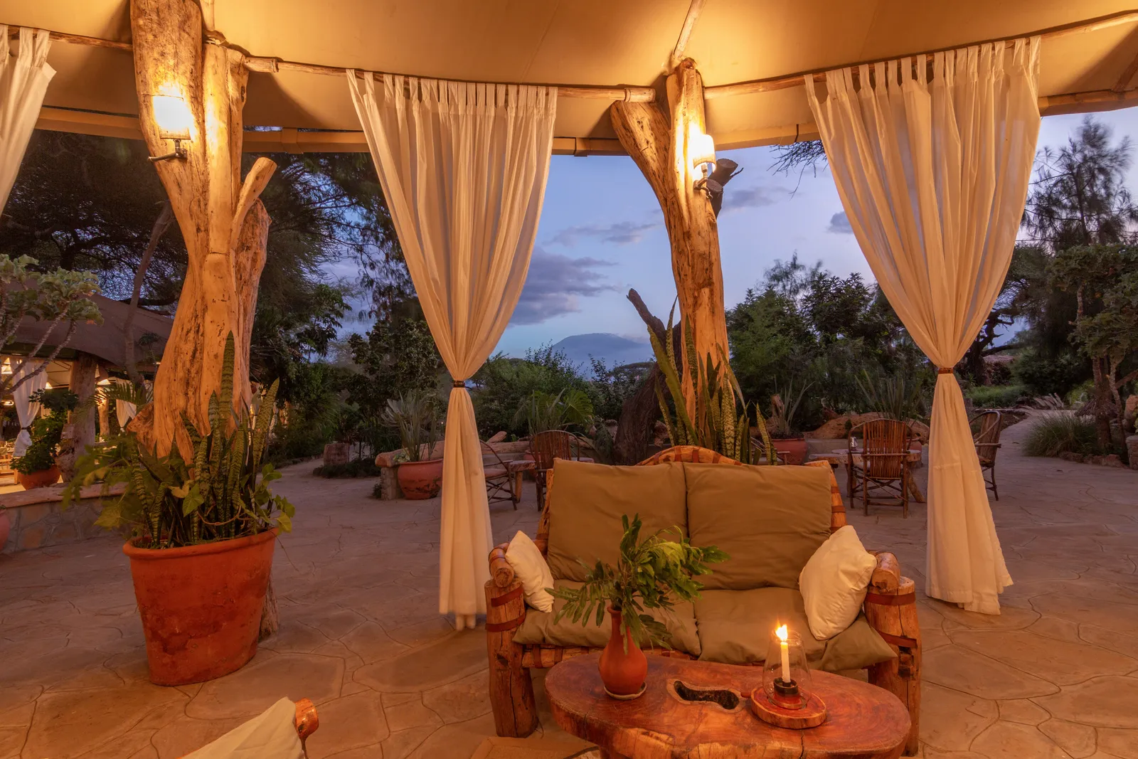 Cocktail au coucher du soleil à la main