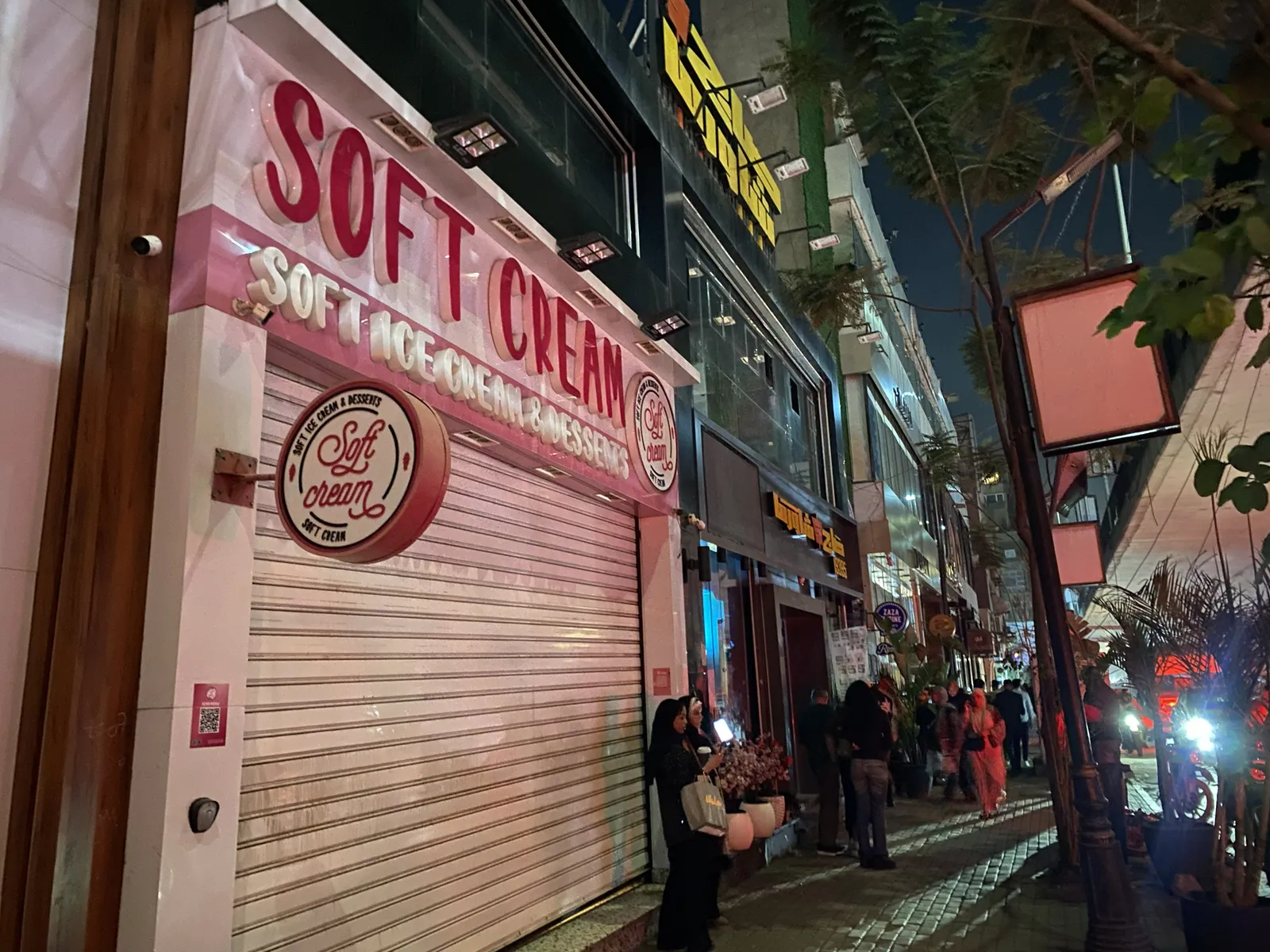 Magasins fermés et rues bondées au Caire.