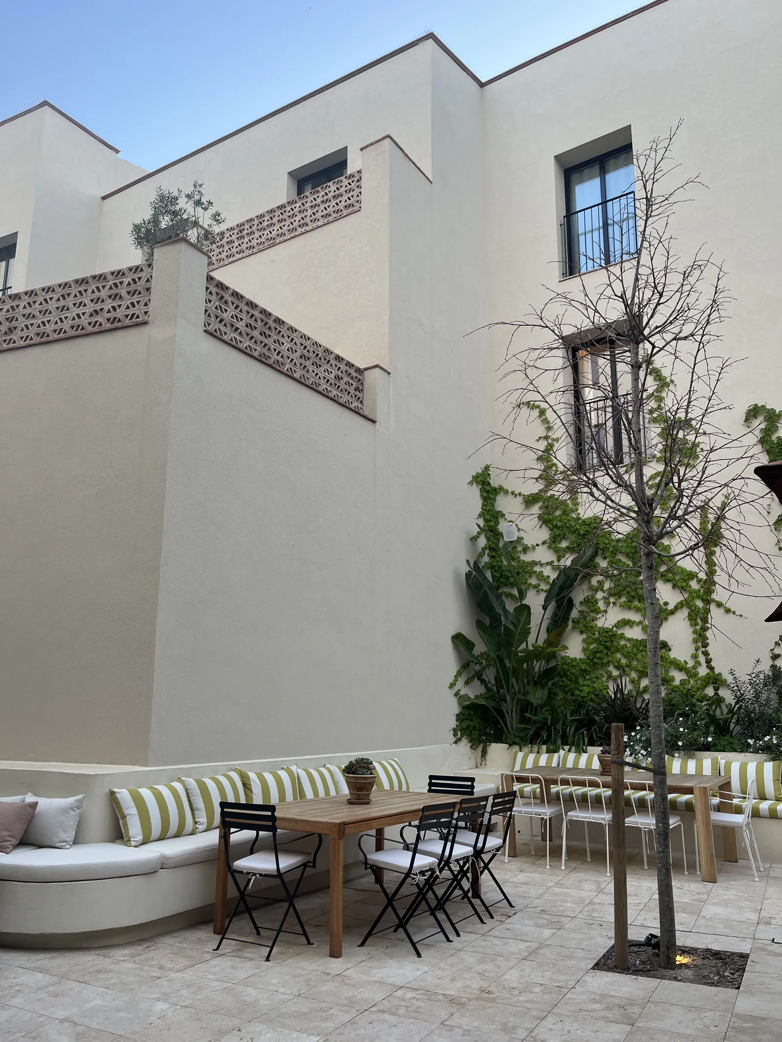 La terrasse du restaurant Le Patio Elisabeth by the Sea.