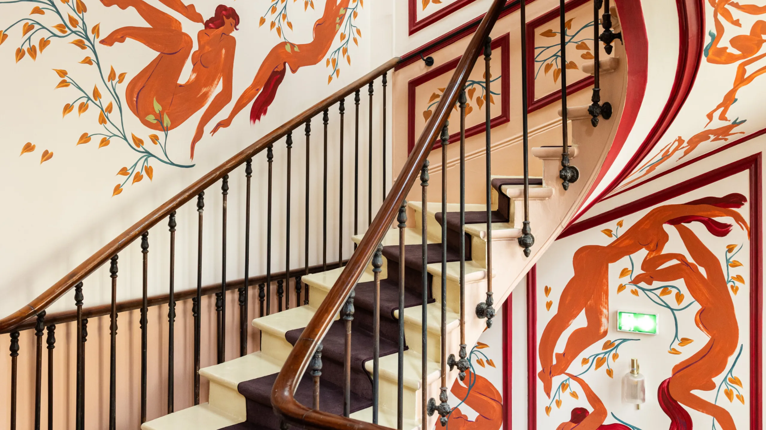 Le petit secret de Paris c'est cet hôtel, Le Charmant