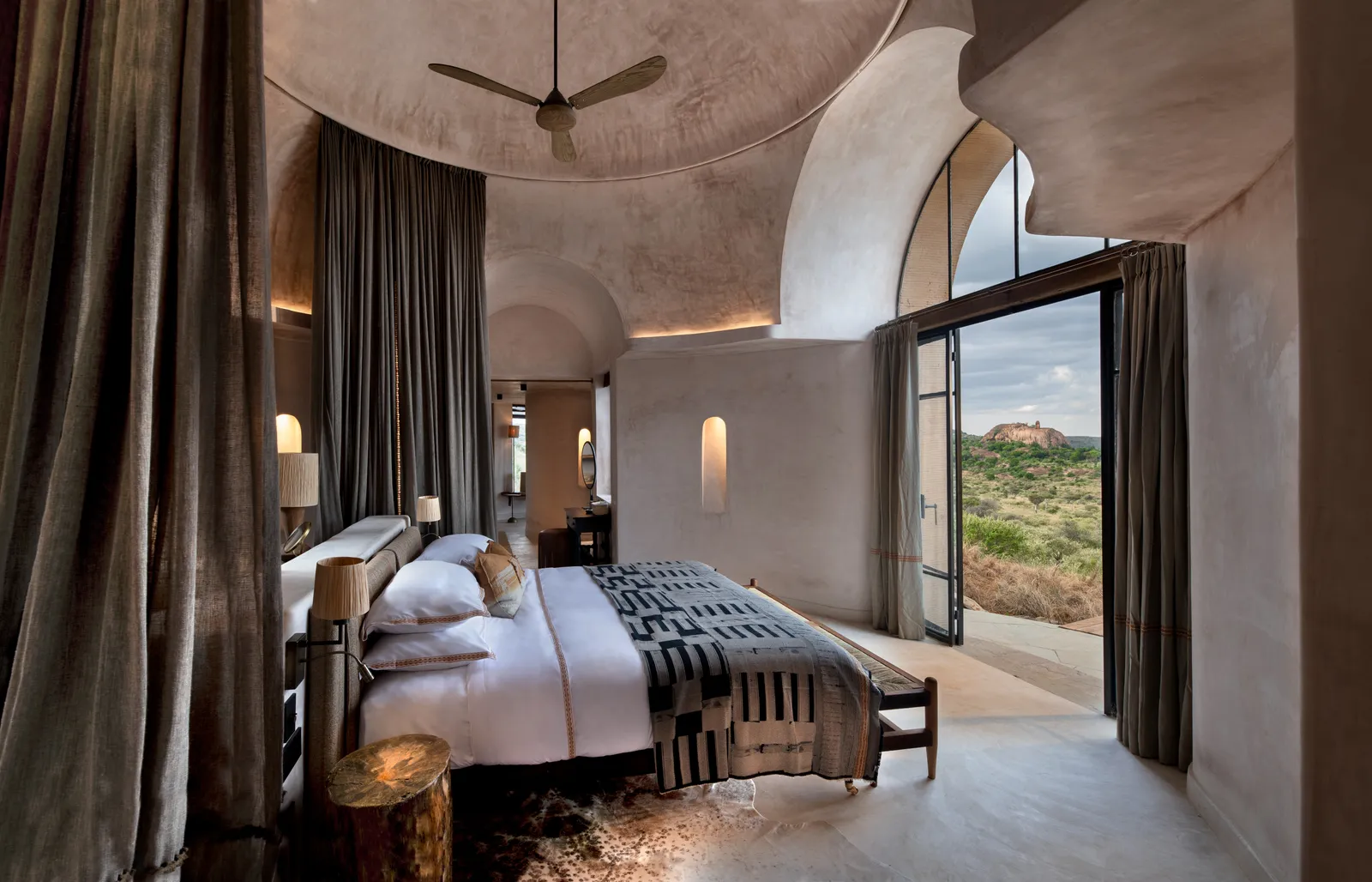 Lit avec vue extérieure dans une suite à andBeyond Suyian Lodge Kenya