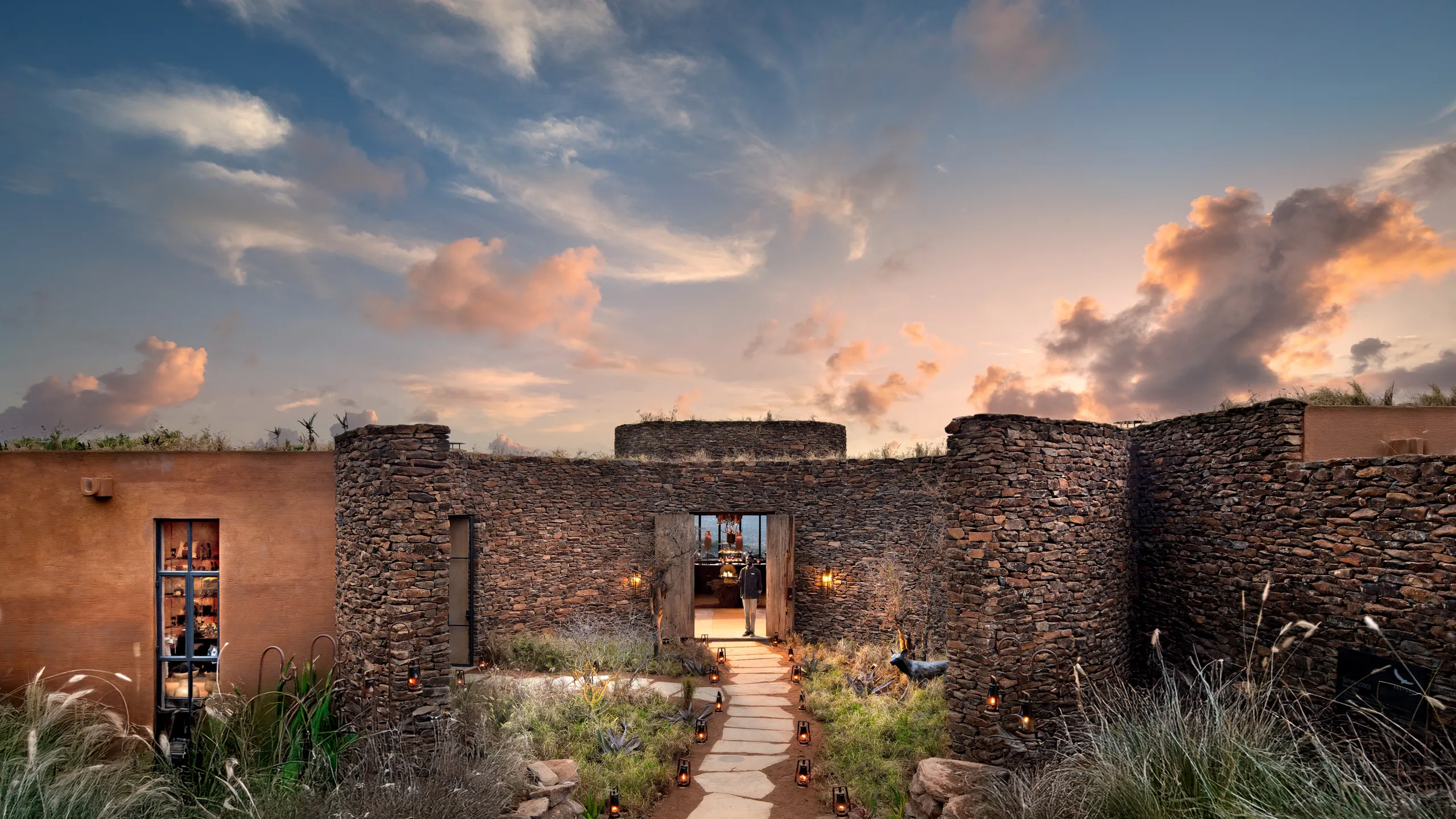 et au-delà de Suyian Lodge | Voyageur