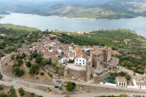 Castellar de la Frontera : le balcon de Gibraltar récupéré par les hippies.