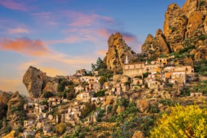 Pentedattilo (Italie), l&rsquo;étonnante ville fondée sur la « main du diable »