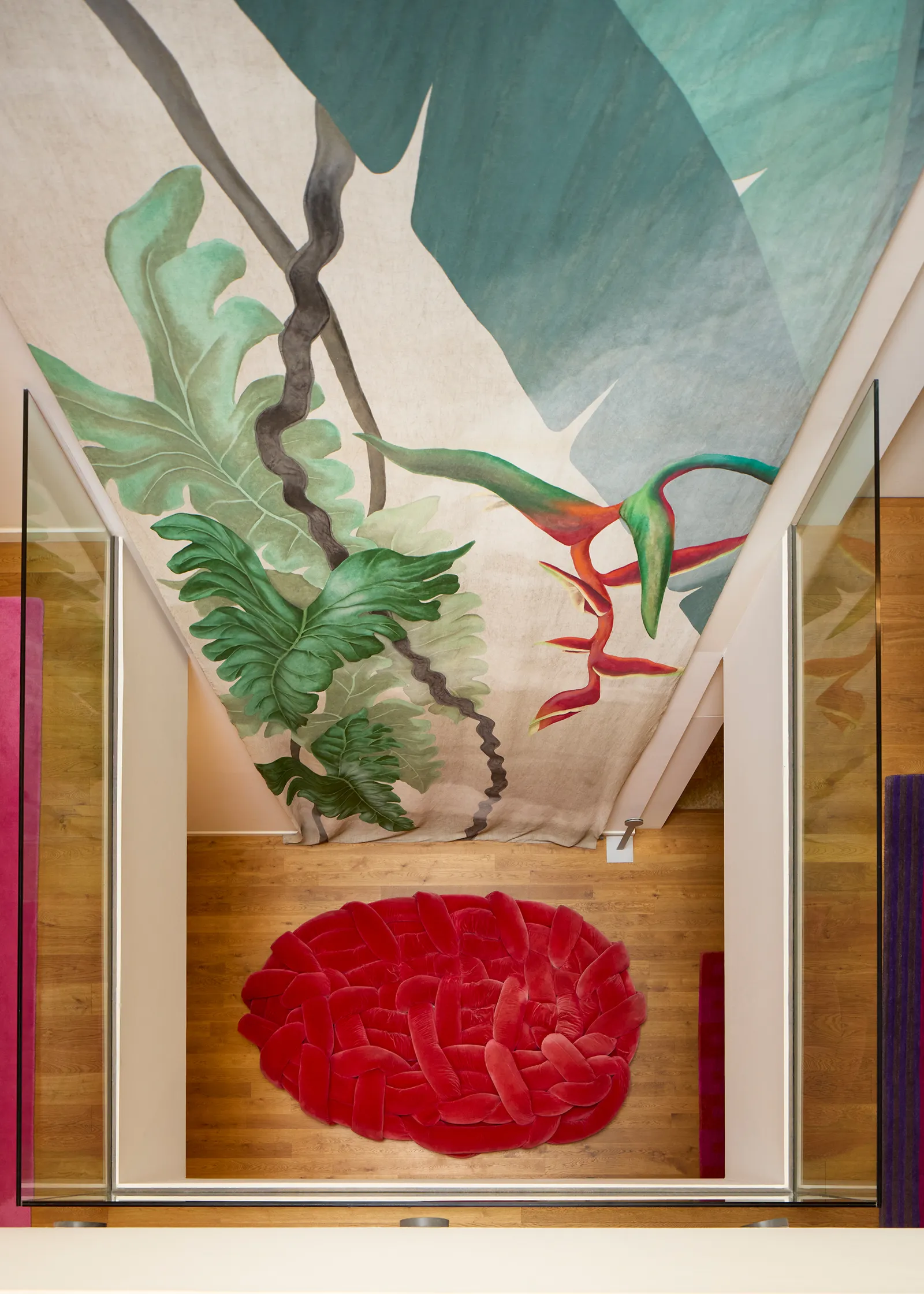 Sous la toile inspirée d'une jungle moderne, le canapé Boa