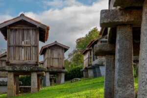 A Merca (Ourense) : la plus grande concentration de greniers en Espagne