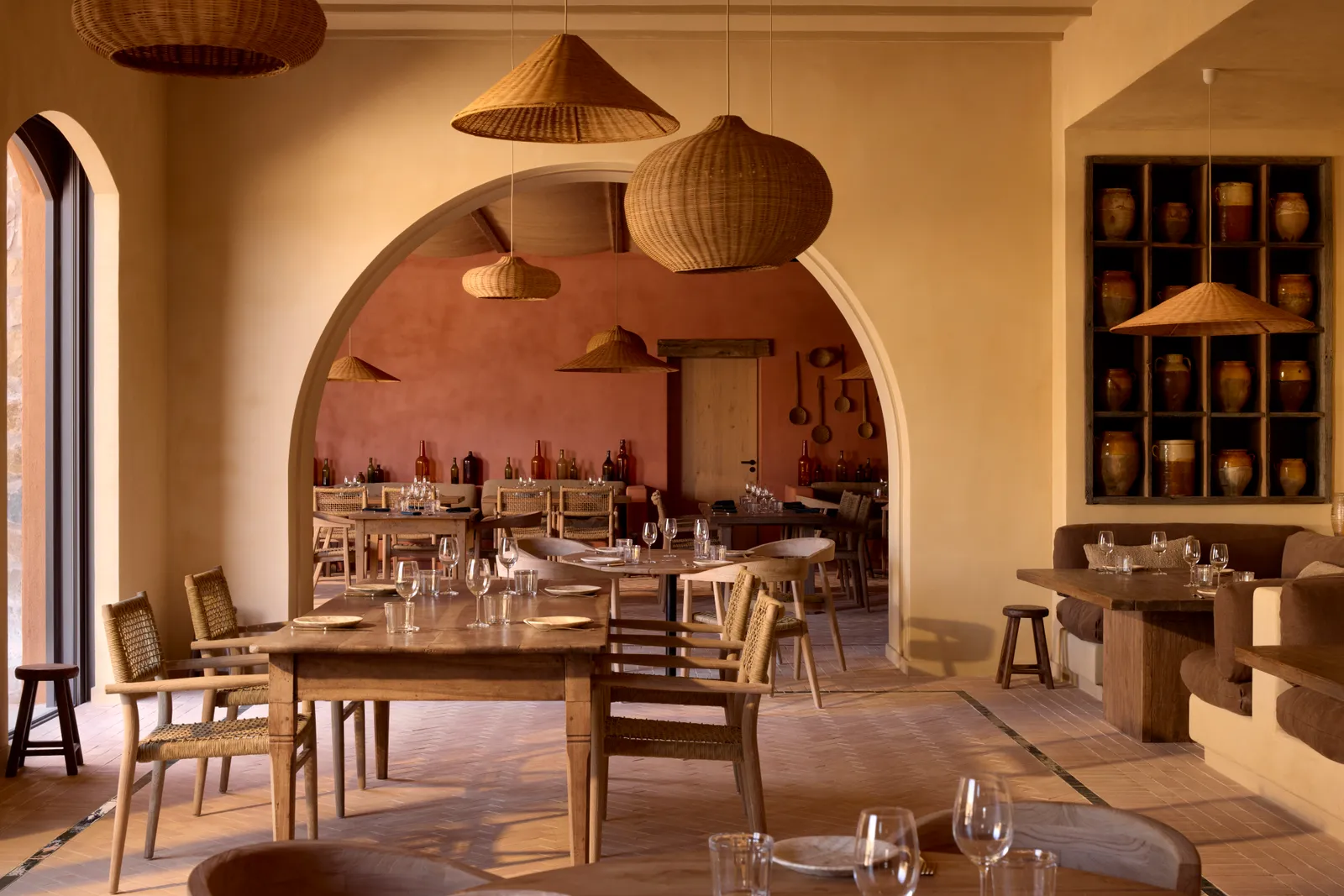 Chaises et tables au restaurant Nonna Bazaar sur Zannier Île de Bendor France