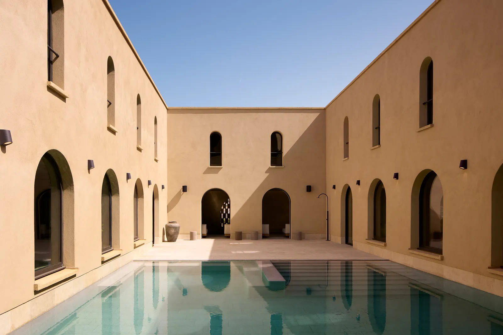 Piscine extérieure du Centre Bien-être Résonance Zannier Île de Bendor