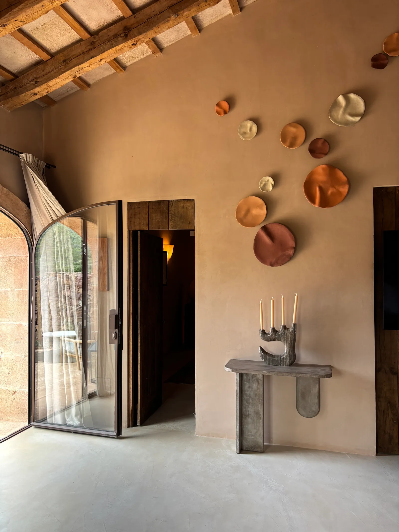 Les tons terre dominent le design intérieur