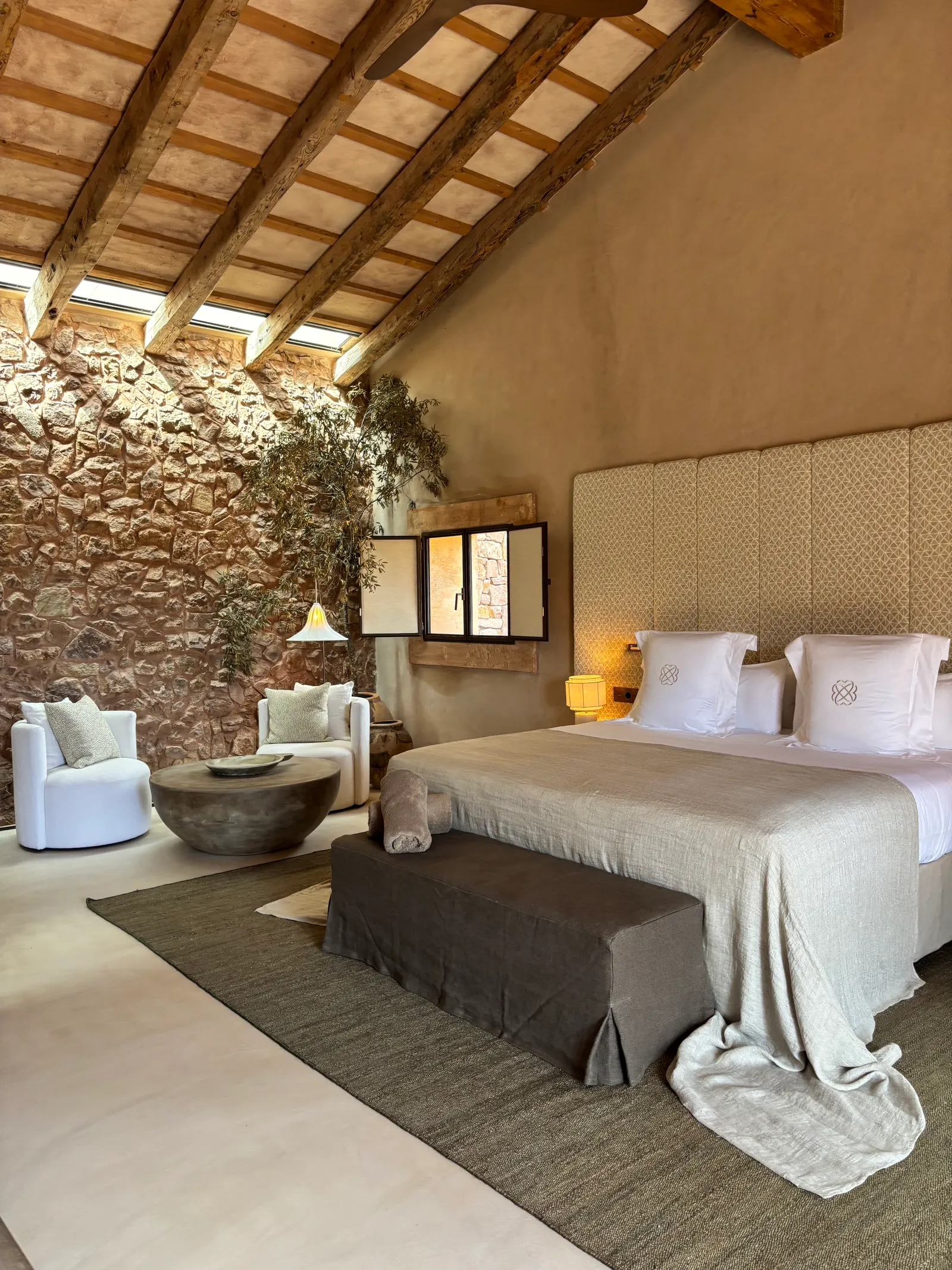 Une des suites avec terrasse à Binidufà