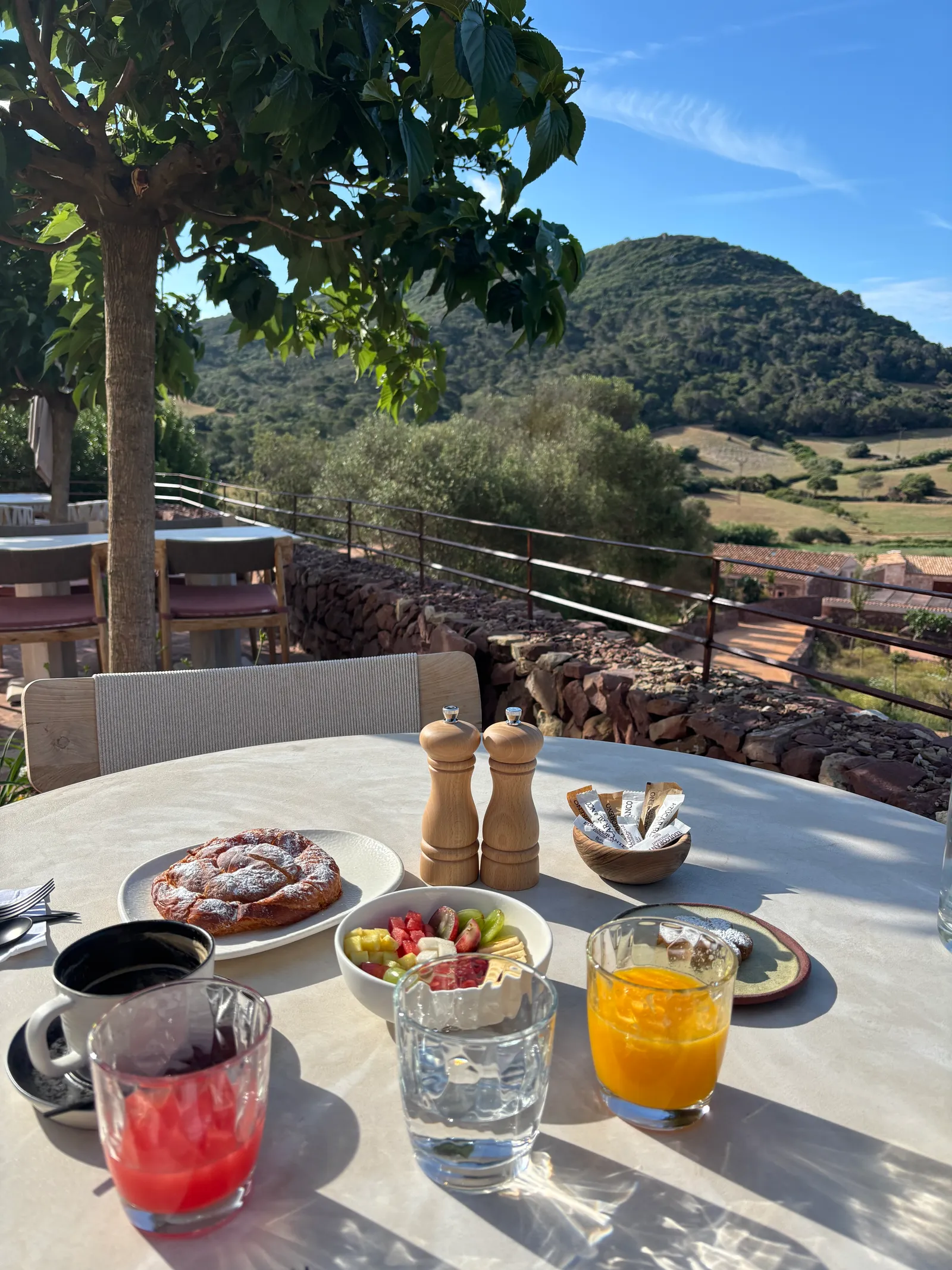 Petit déjeuner avec vue.