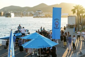 Ibiza devient bleue
