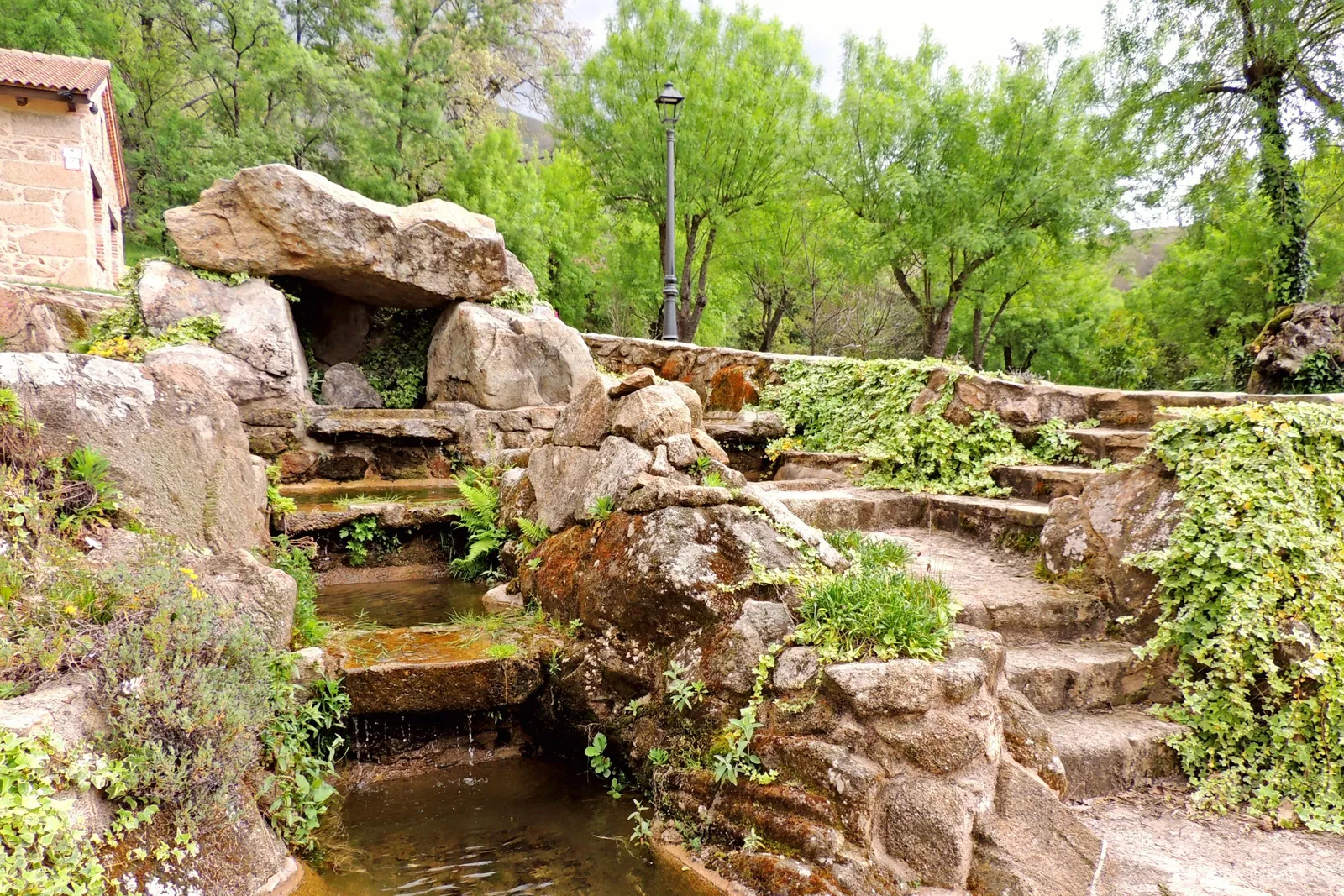 Fontaine en pierre du sanctuaire de la Vierge de Chilla Ávila