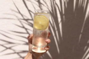 Quelle quantité d’eau faut-il boire pendant les vacances dans les pays chauds ? C&rsquo;est ce que disent les experts