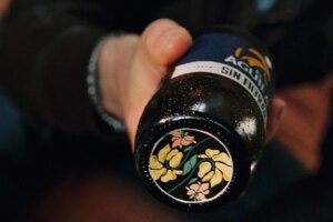 Rencontrez les artistes qui ont conçu le « mégot » de bouteille dont tout le monde parlera