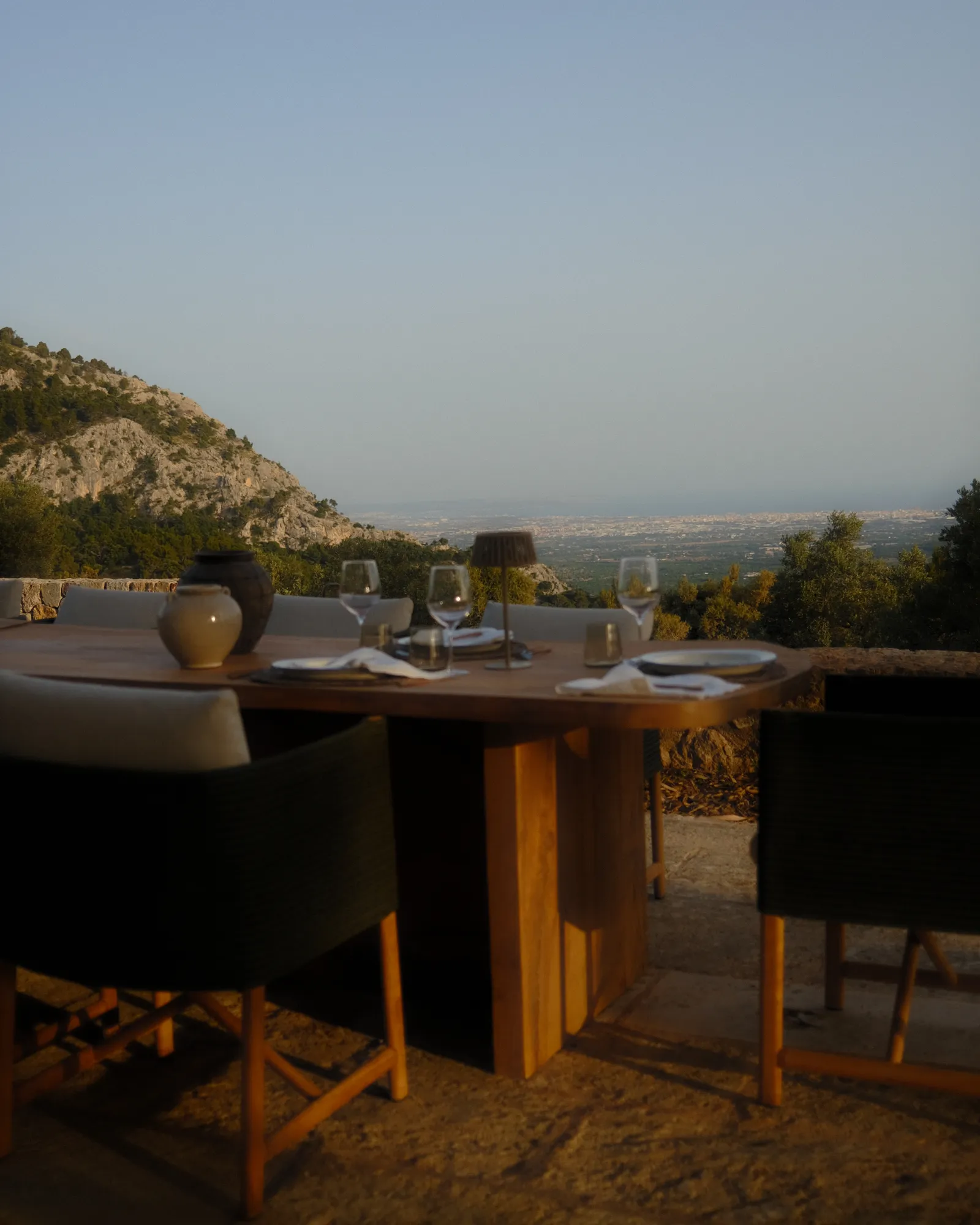 Dîner prêt sur la terrasse avant
