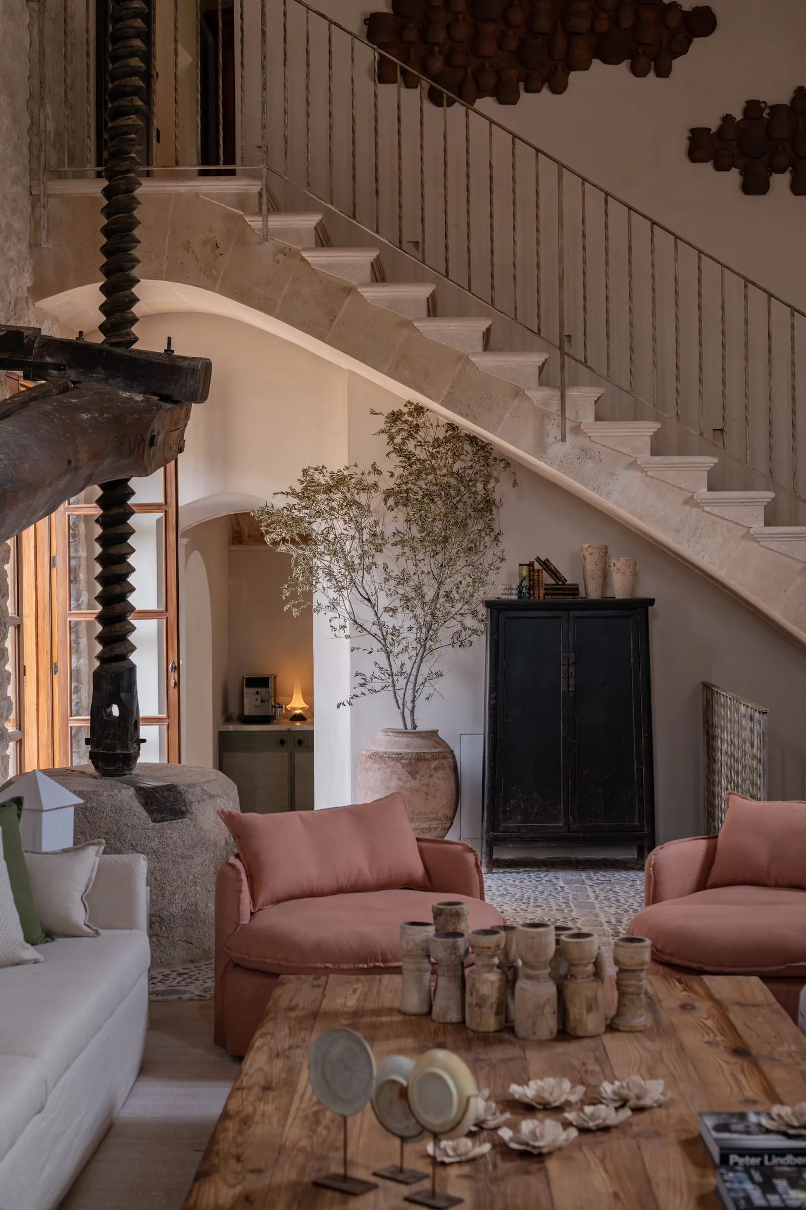 Salle avec le vieux tafona qui préside