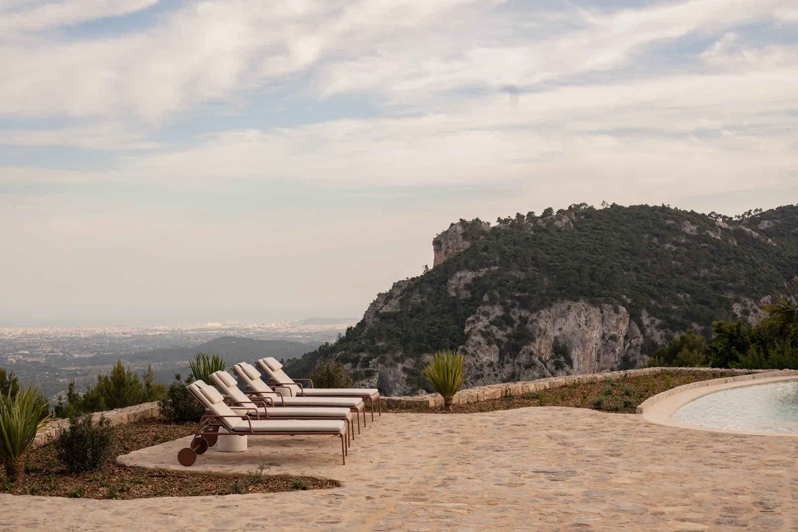 Hamacs à côté de la piscine et avec vue sur la Tramuntana