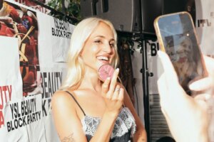 Un brunch en bord de mer, une place chargée d&rsquo;histoire et la nuit énergique d&rsquo;Ibiza : c&rsquo;est ainsi que s&rsquo;est vécue la dernière YSL BEAUTY BLOCK PARTY