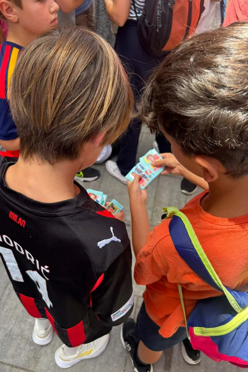 Les enfants remplissent la place de Madrid pour échanger leurs cartes de Coupe du Monde