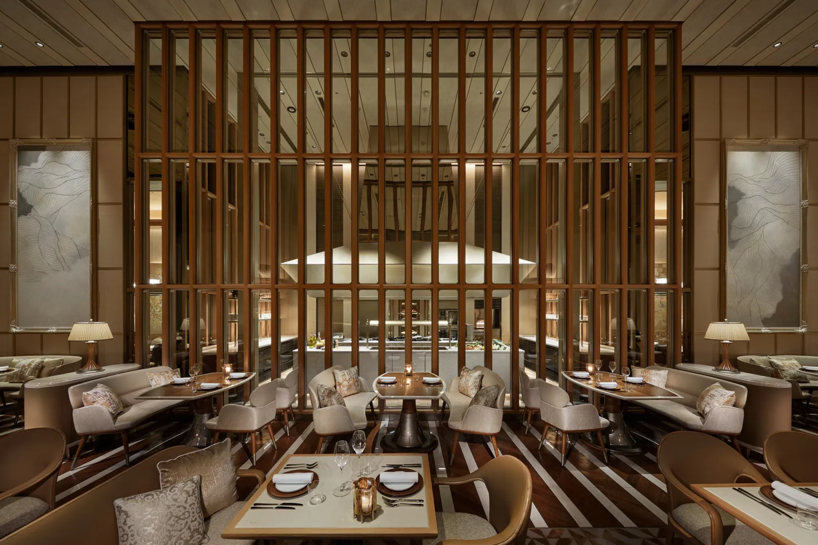 est le Four Seasons Hotel Tokyo à Otemachi au Japon.