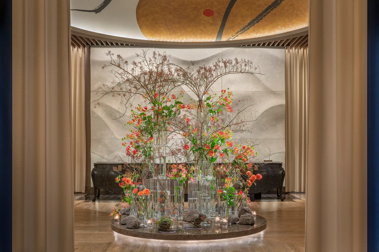 Arrangements floraux dans le salon du Four Seasons Hotel Tokyo à Otemachi Japon.