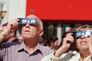 Les indispensables pour voir l&rsquo;éclipse solaire de 2026 : une couverture, une batterie externe et bien sûr des lunettes