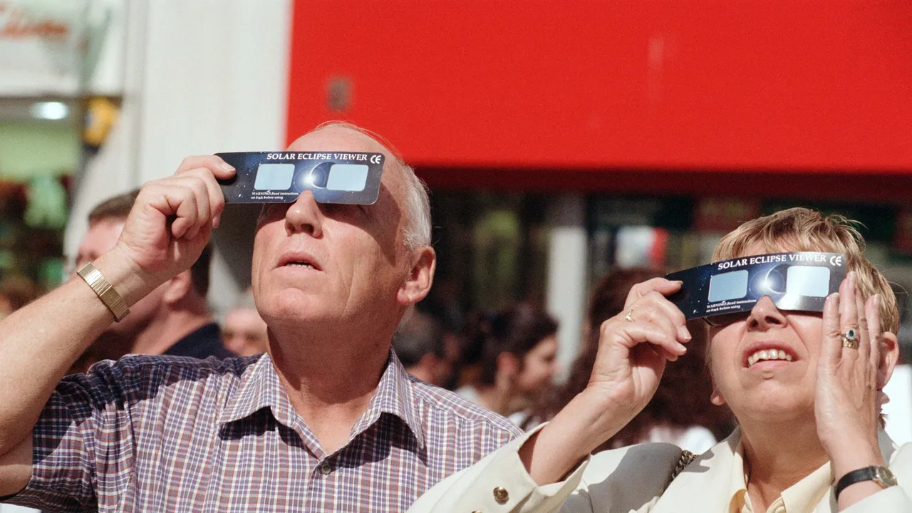 Les indispensables pour voir l'éclipse solaire de 2026 : une couverture, une batterie externe et bien sûr des lunettes