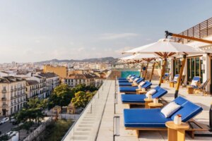 ME Málaga : une piscine à débordement face à l&rsquo;Alcazaba pour regarder la ville comme jamais auparavant