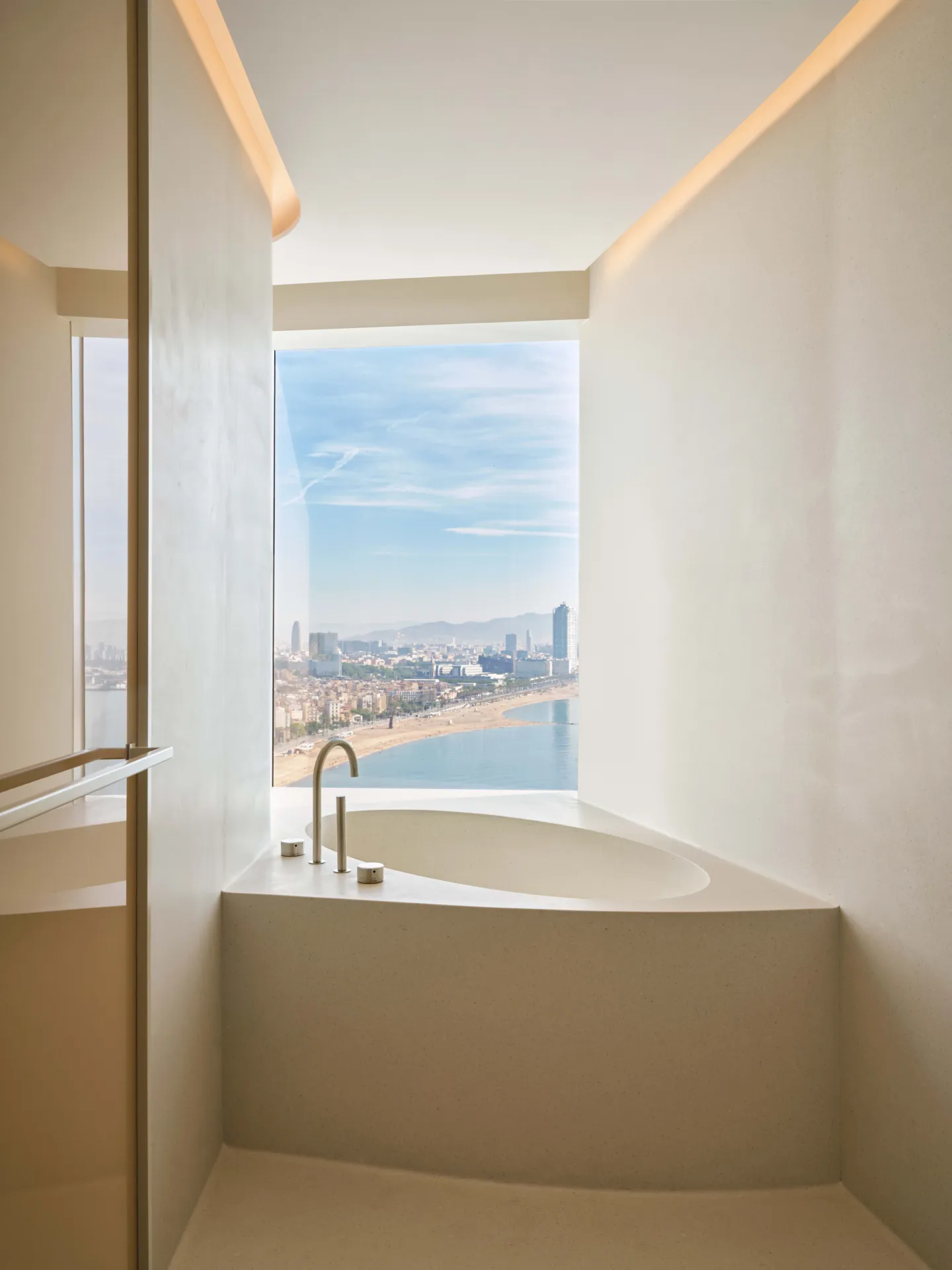 Baignoire avec vue dans la Suite Onada Terrace