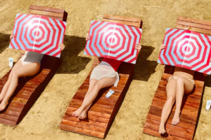 The Sun Cover : c&rsquo;est le nouvel appareil qui protège du soleil, encourage la lecture et s&rsquo;inspire du Hollywood doré