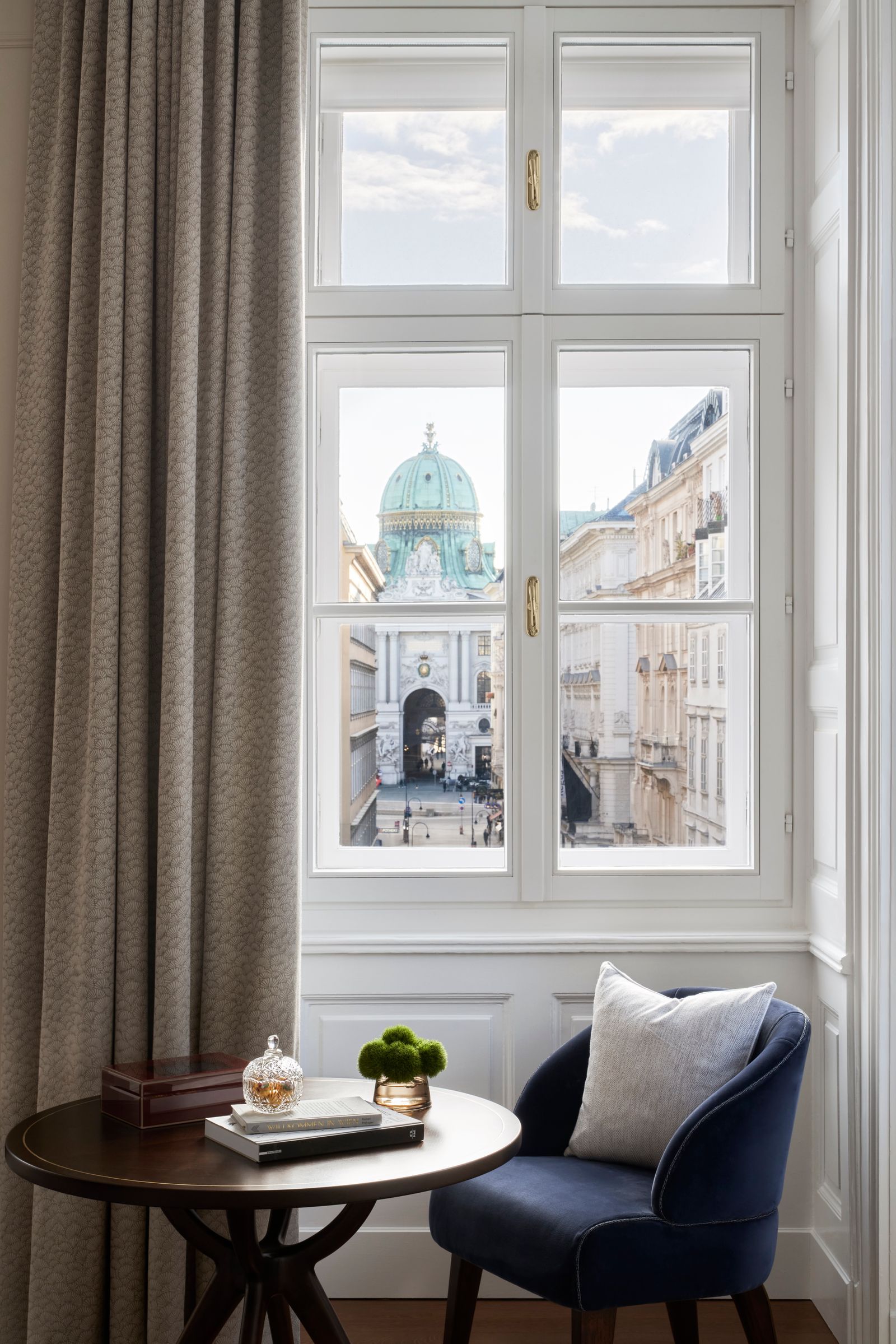 Vues de l'église Saint-Pierre depuis l'une des fenêtres du Rosewood Vienna.