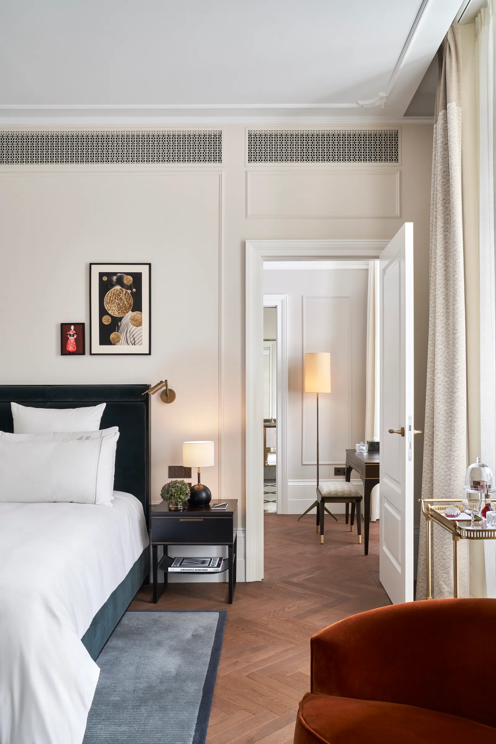 Suite de l'hôtel Rosewood Vienna décorée dans des couleurs claires et discrètes et très lumineuses.