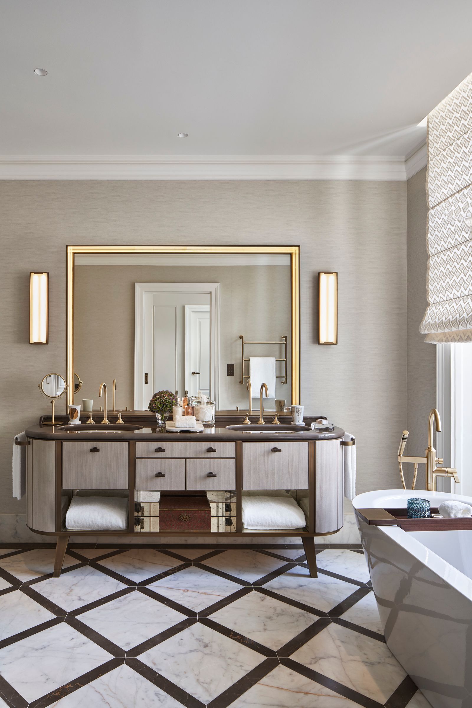 Salle de bain spectaculaire en marbre blanc et gris avec des touches dorées en Rosewood Vienna.
