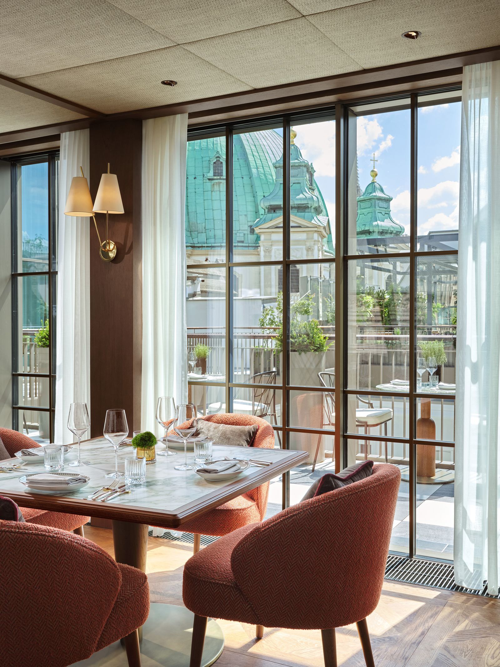 Vues sur le dôme de l'église Saint-Pierre depuis la brasserie Rosewood Vienna.