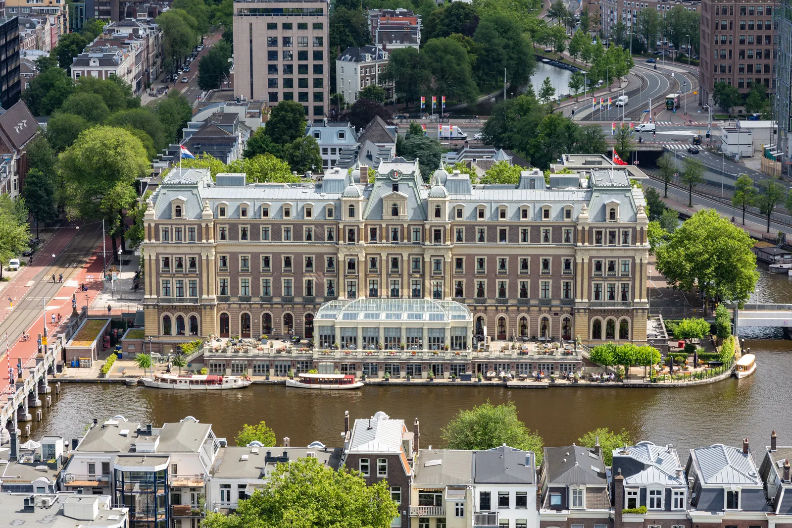 Vue panoramique de l'hôtel.