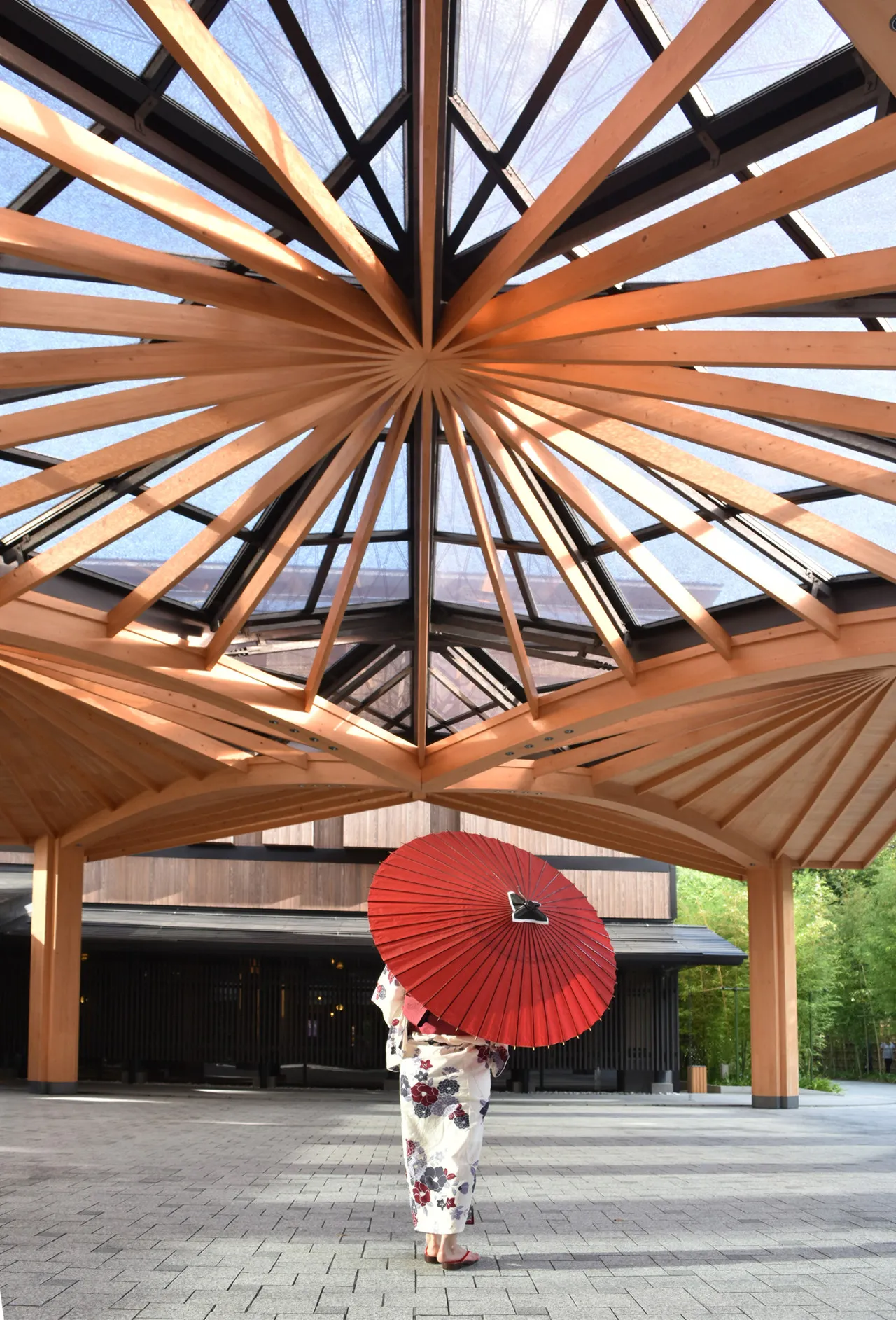 Femme avec kimono et parasol à l'entrée du Four Seasons Hotel Kyoto Japon.